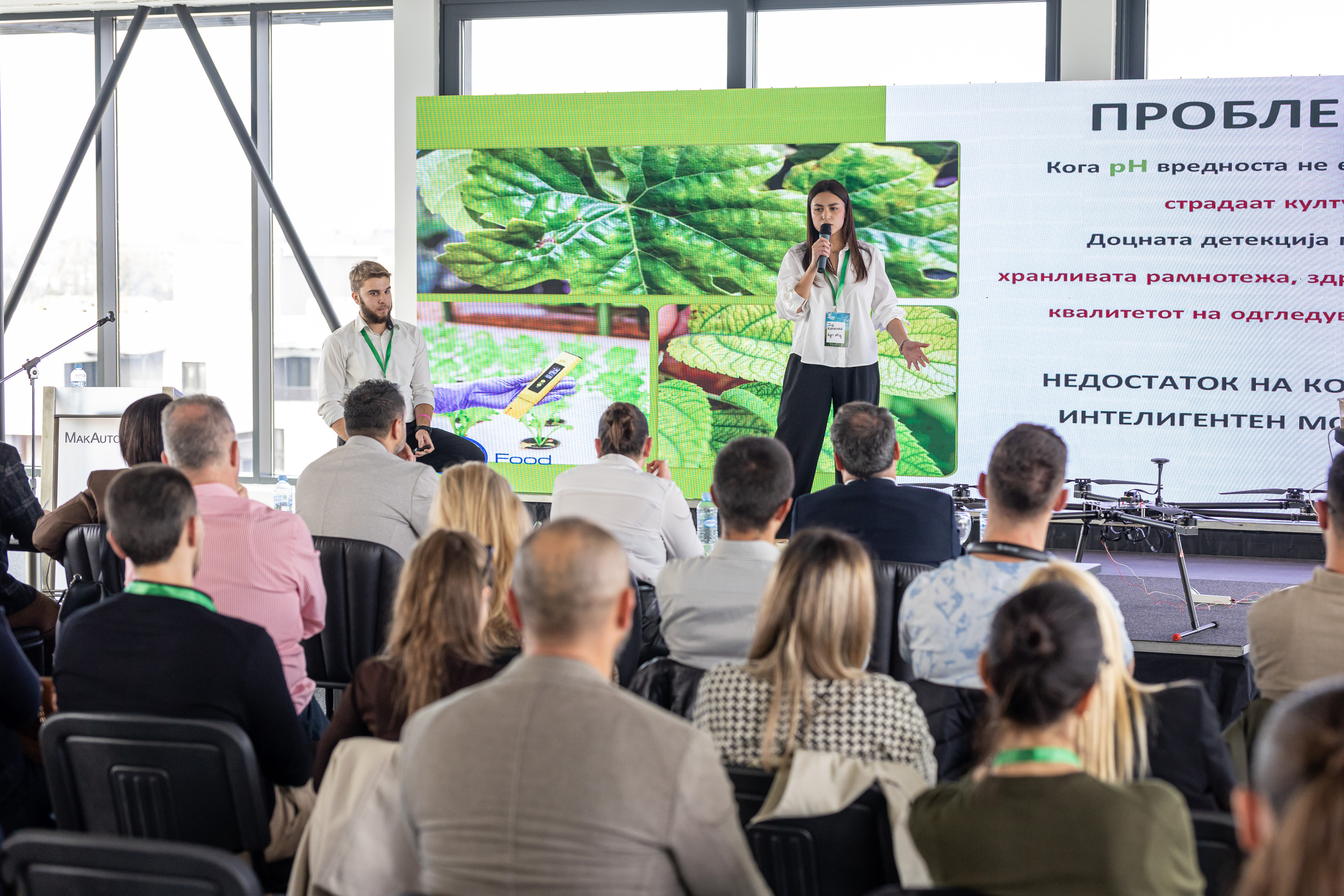 Mario presenting Agri-pHLy to the panel